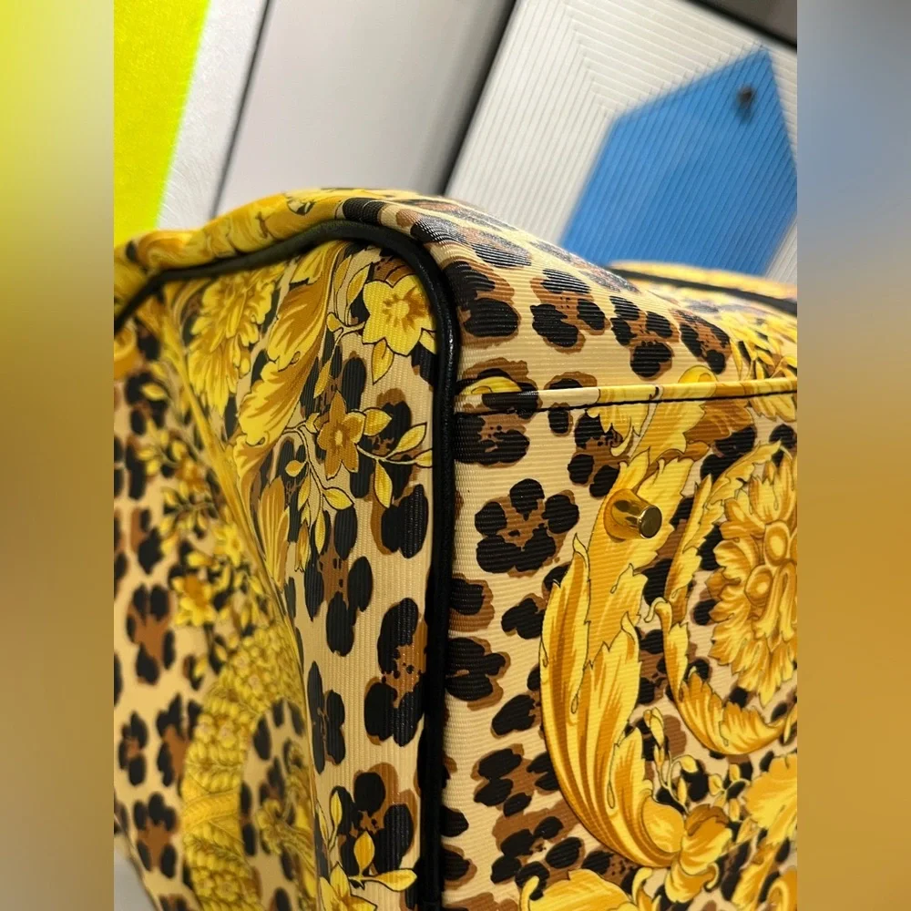 ⭐️SOLD⭐️ VERSACE DUFFLE BAG - Picture 11 of 16